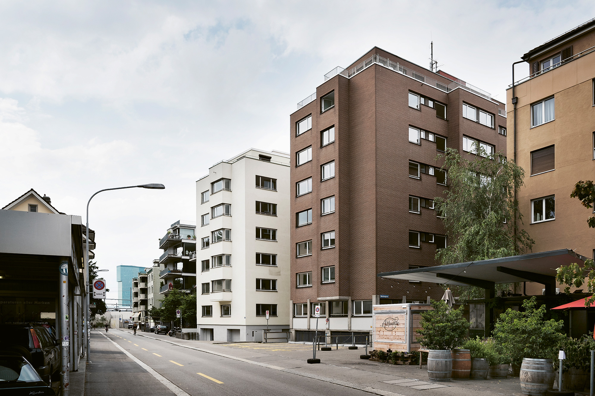 Ansicht von der Neufrankengasse auf Gebäude mit der Nr. 6 (Klinkerfassade) und der Nr. 14 (Putzfassade) (Bild: Goran Basic, Zürich)